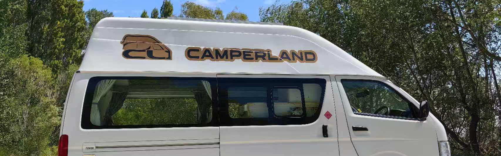 Wohnmobile von Camperland in Neuseeland günstig mieten über CamperOase Fahrzeug von Camperland geparkt auf Schotter in Neuseeland