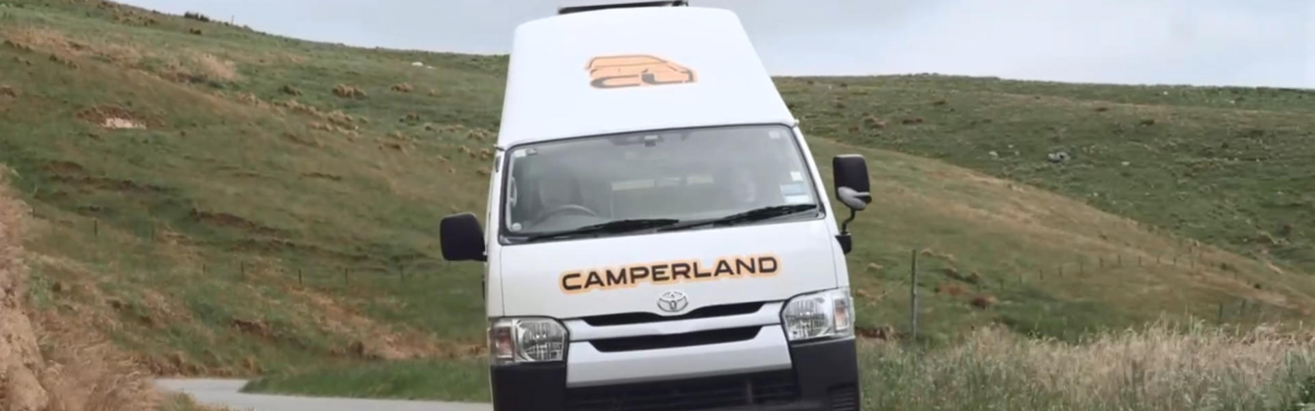 Trio Campervan von Camperland fahrend in Neuseeland