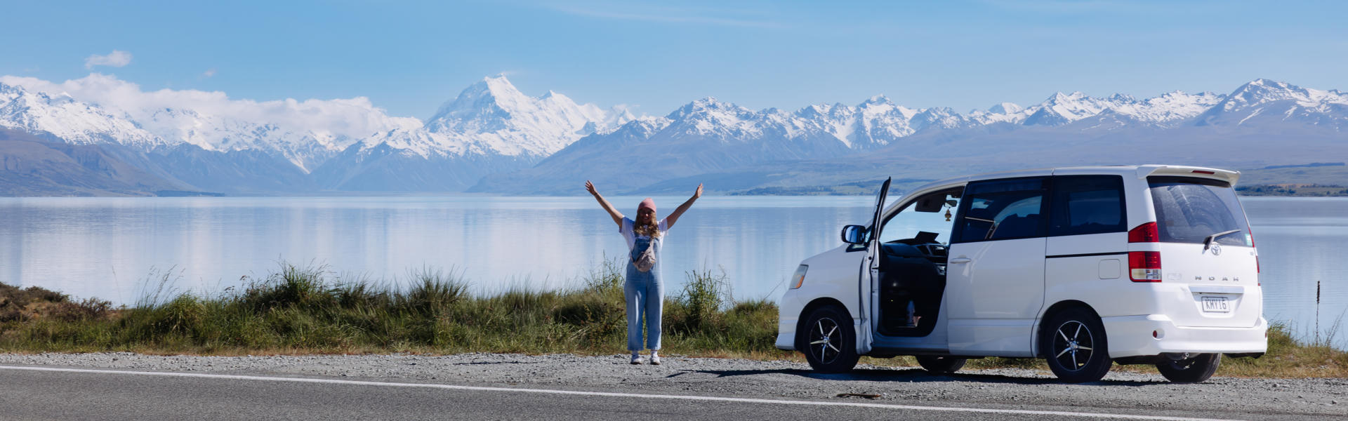 Aventus Plus von Campervan Village geparkt vor einem See und Bergen in Neuseeland