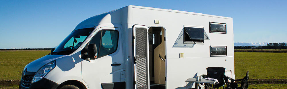 Paradise 2 Deluxe von Euro Campers geparkt auf einer Wiese in Neuseeland