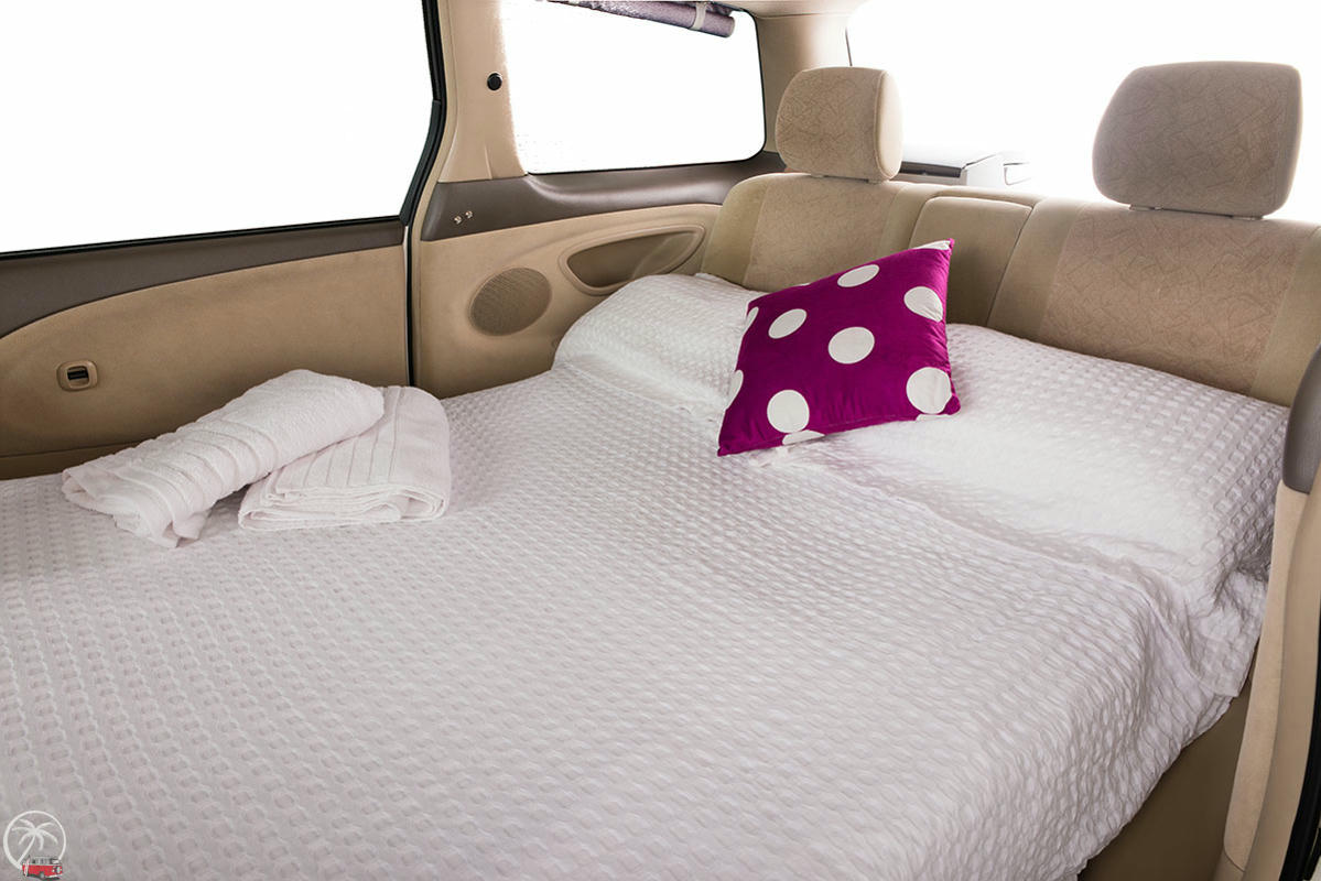 Minicamper Doppelbett, Bettwäsche und Handtücher im Sleepervan, CamperOase