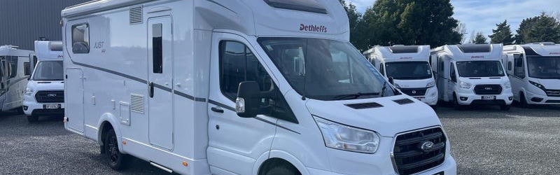 Der T7055 auf einem Parkplatz von Kia Ora Campers in Neuseeland