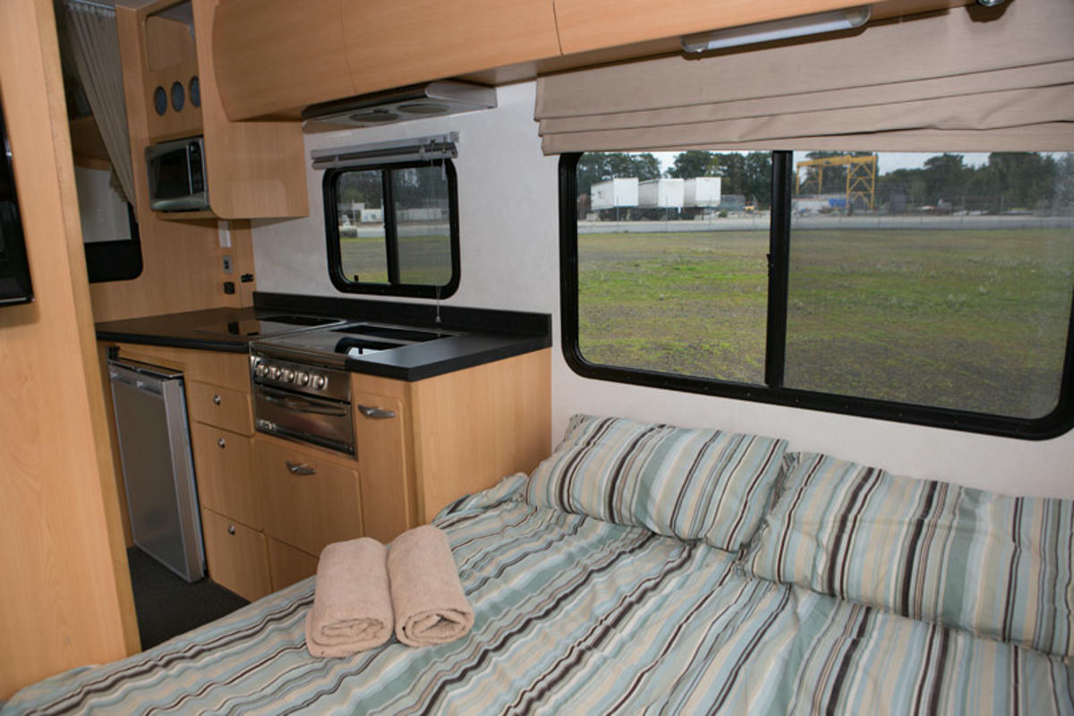 Kiwi 6 Bett Wohnmobil, nachts, Doppelbett, Sitzecke 
