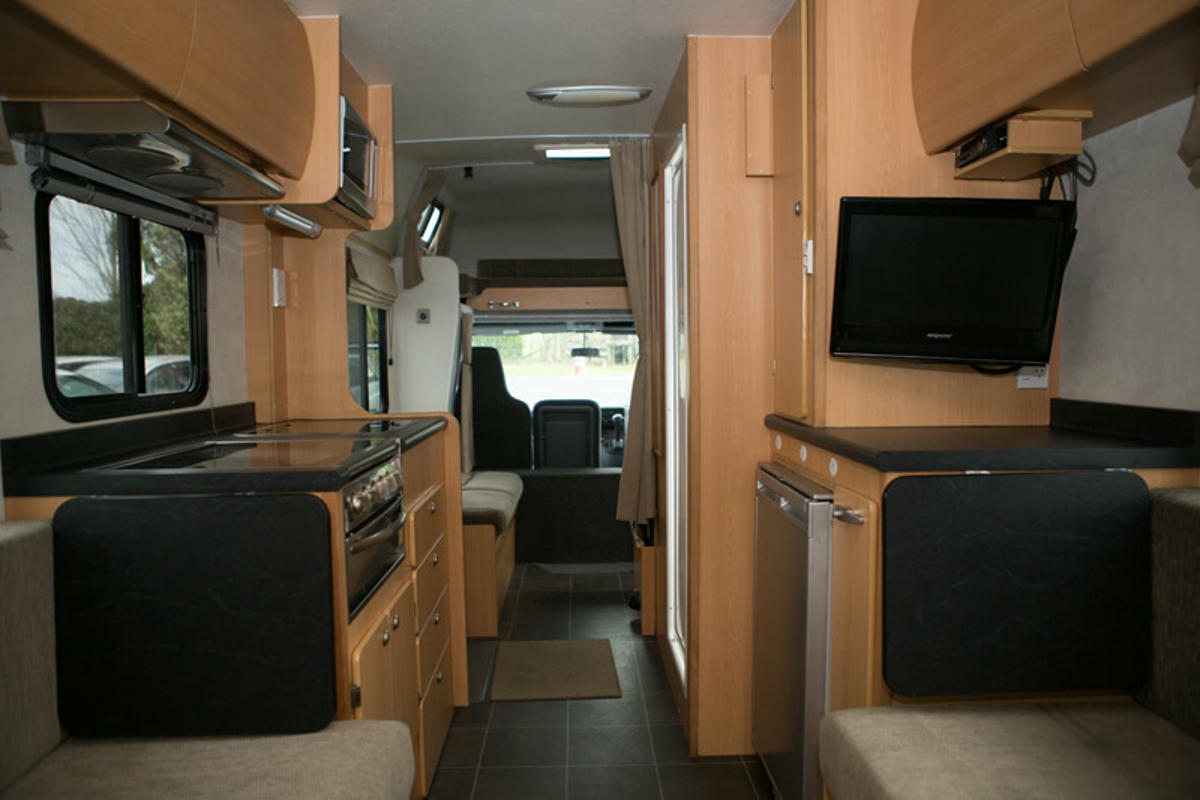 Kiwi 7 Bett Wohnmobil, Neuseeland, Küche, Badezimmer