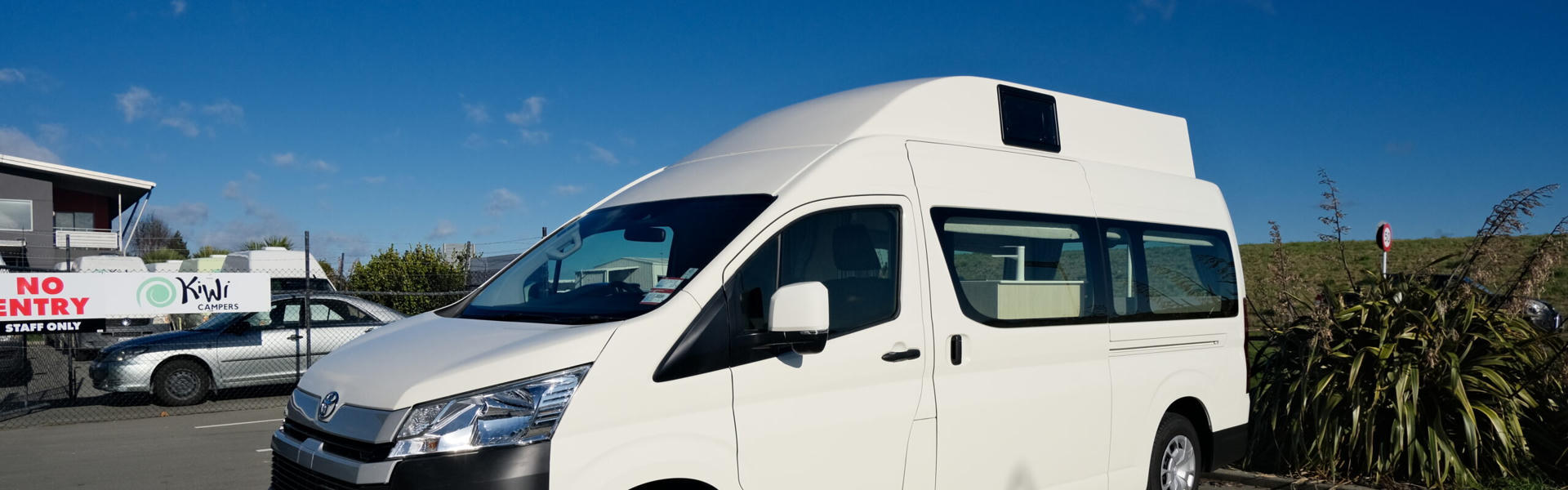 Kiwi Traveller 2ST von Kiwi Campers auf einem Parkplatz in Neuseeland