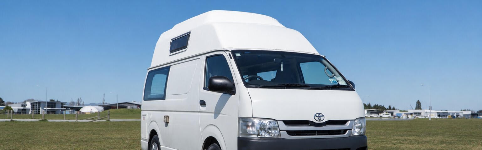 Lucky Roadie Plus von Lucky Rentals geparkt auf einem Campingplatz in Neuseeland
