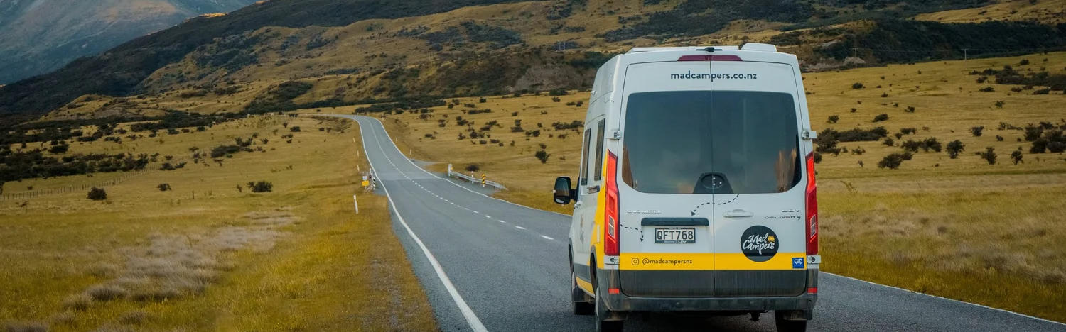 MAD 2 Plus von MAD Campers auf einer Straße fahrend in Neuseeland