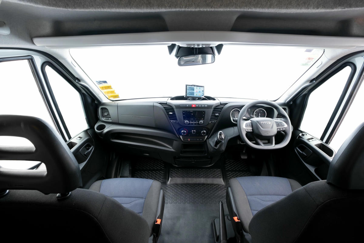 Maui Cascade, Premium 4-Bett Wohnmobil Neuseeland, Cockpit, Fahrerkabine, Radio mit AUX