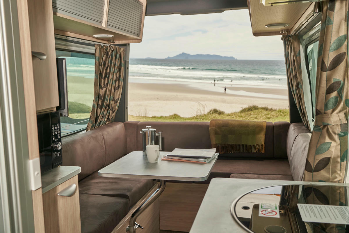 Maui Ultima, 2-Bett Premium Camper, Wohnraum gemütlich