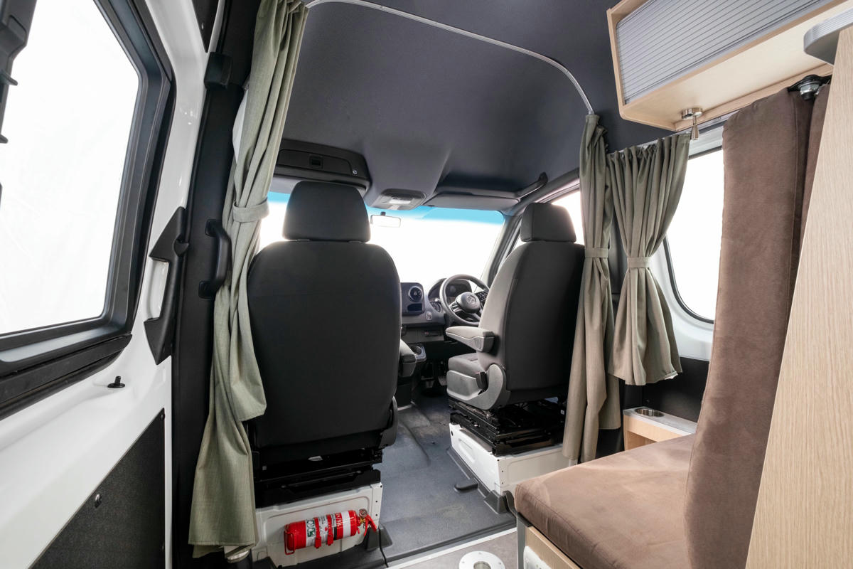 Maui Ultima Plus, 2+1-Bett Premium Camper, Cockpit. Fahrerkabine