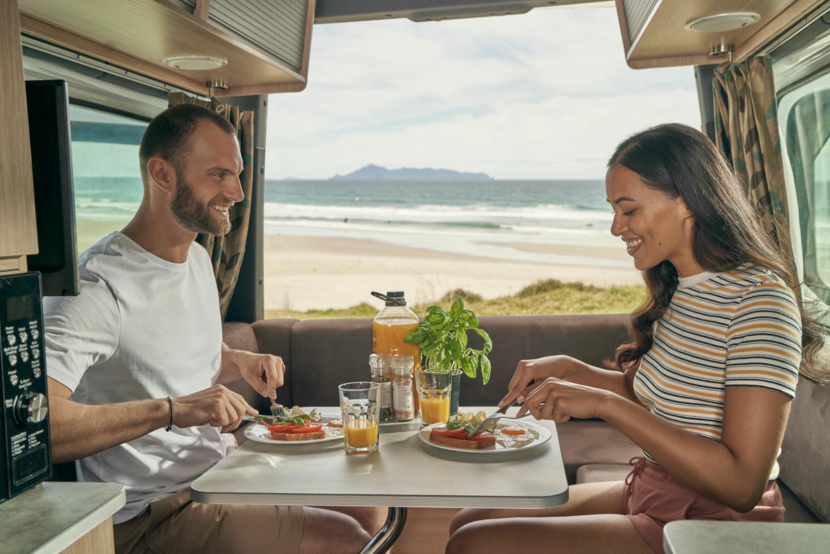 Maui Ultima Plus, 2+1-Bett Premium Camper, Wohnraum gemütlich