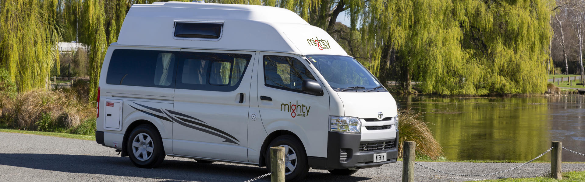 DeLITE von MightyLITE geparkt an einem See in Neuseeland