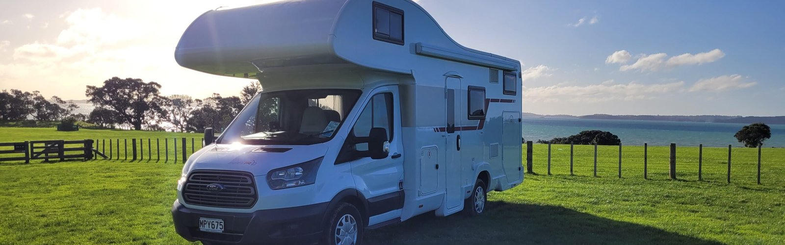 Bobby von Nomado geparkt auf einer Wiese in Neuseeland