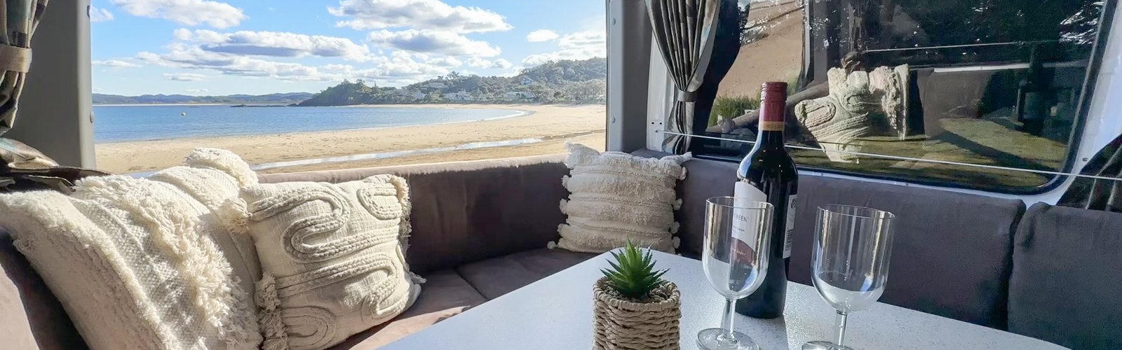 Der Cruiser von Nomado Innenansicht des Heck mit Blick aufs Meer in Neuseeland