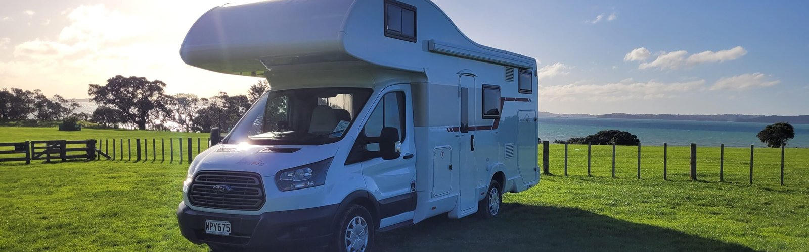 Der Grande von Nomado geparkt auf einer Wiese in Neuseeland