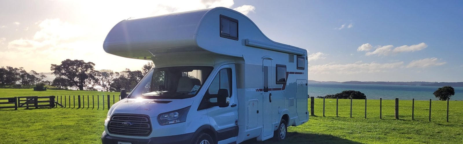 Harry von Nomado geparkt vor einem See in Neuseeland