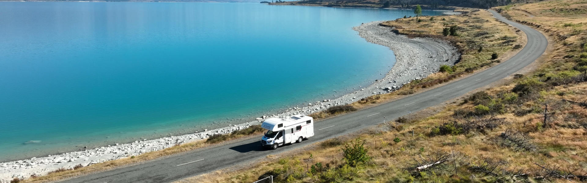 Camper von Nomado auf einer Straße in Neuseeland