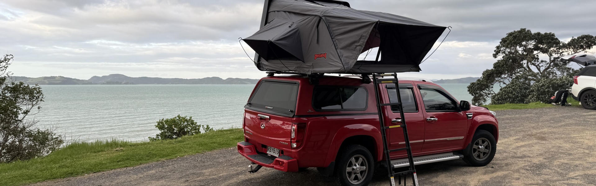 Der Trekker von Nomado geparkt mit aufgebautem Dachzelt in Neuseeland