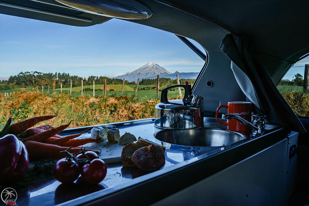 Spaceship Dream Sleeper Mini Camper Neuseeland kochen