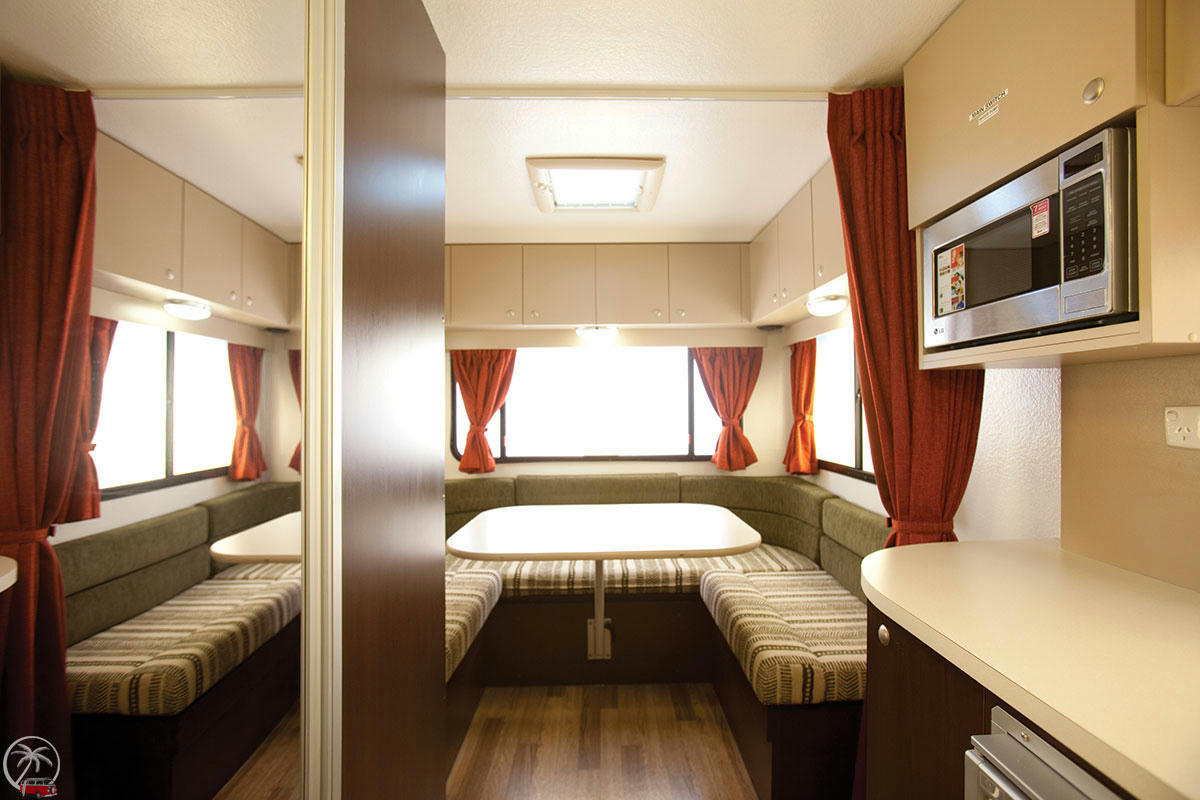 Star RV Hercules 6 Bett Wohnmobil Neuseeland, Küche und Bad
