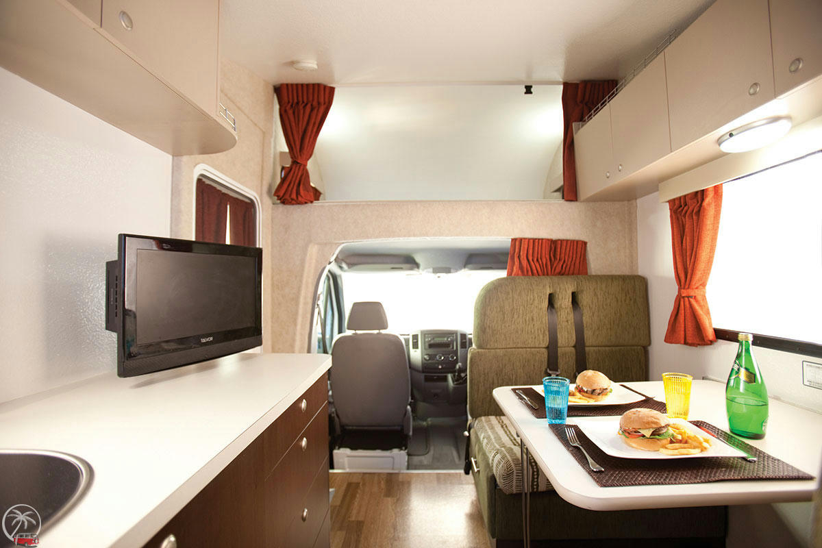 Star RV Hercules 6 Bett Wohnmobil Neuseeland, Innenraum, Alkoven, Fahrerkabine