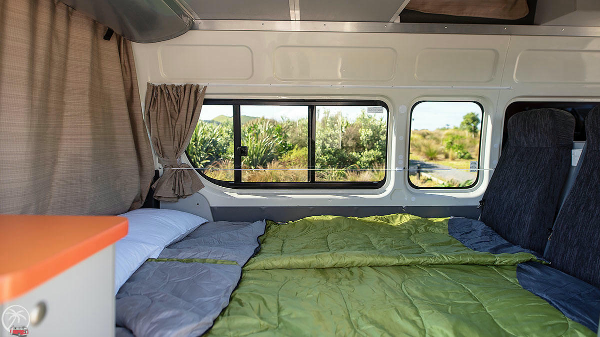 Bett unten im Hi 5 Campervan, Travellers Autobarn Neuseeland