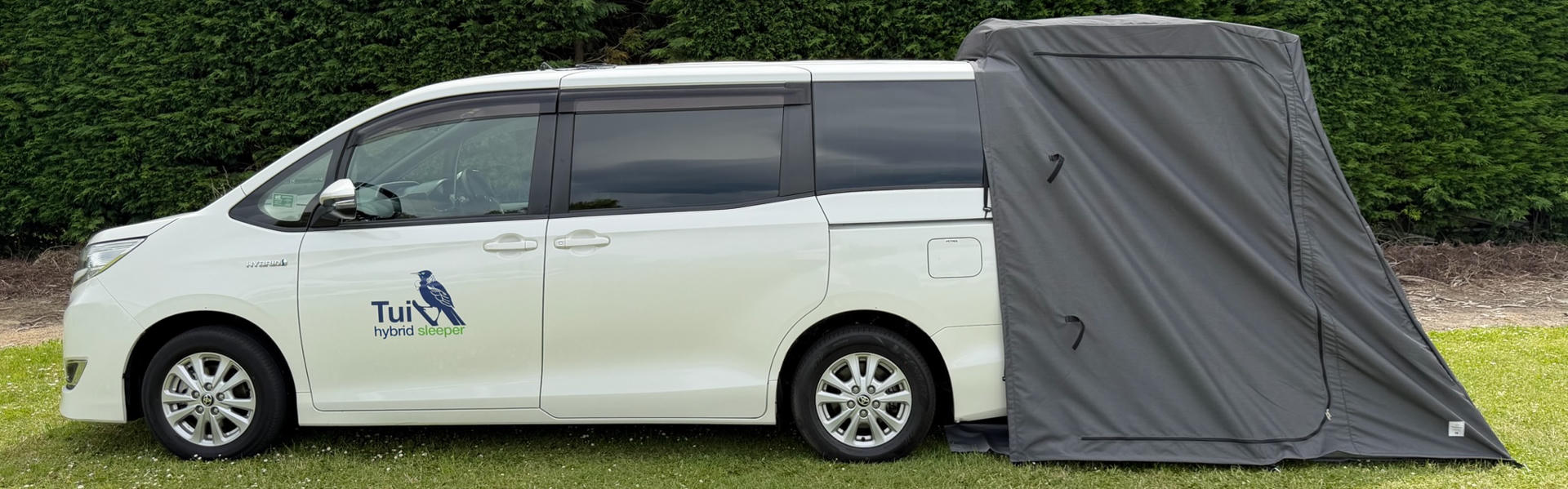 TUI Hybrid Sleeper von TUI Campers geparkt auf einer Wiese in Neuseeland