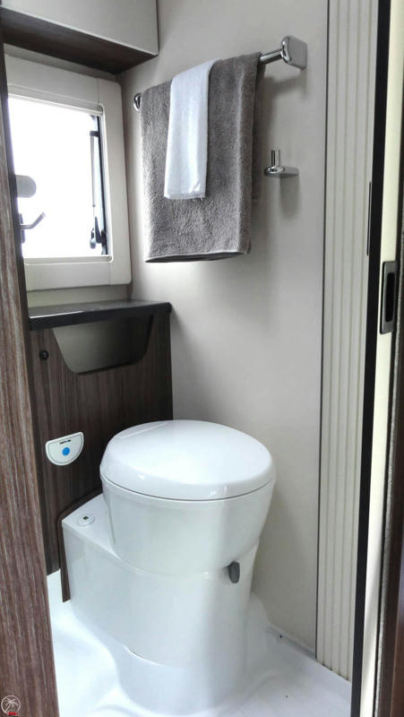 Toilette Vivo Campervans, Badezimmer Wohnmobil, 6 Bett Camper CamperOase
