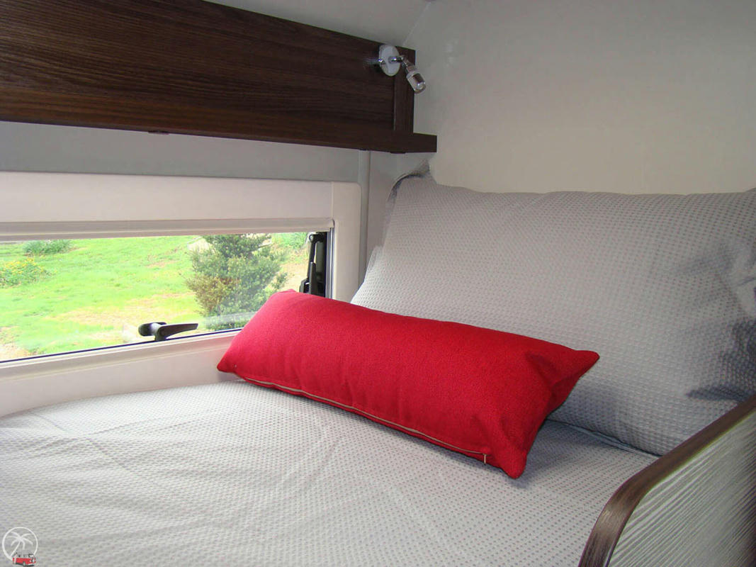 Einzelbett Vivo Campervans, großes Wohnmobil Neuseeland, Stockbetten oben