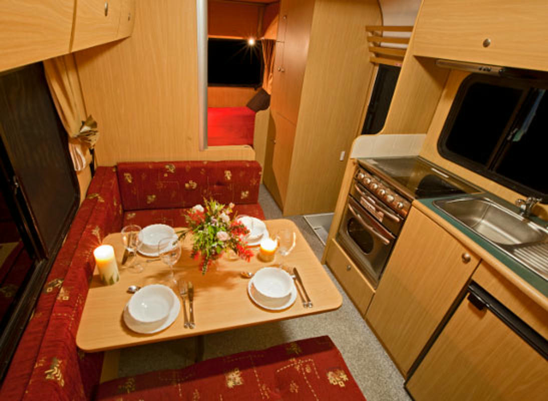 Küche, Esstisch, Wohnraum, Budget 6 Bett Wohnmobil mieten, Wendekreisen Neuseeland, Wohnmobil günstig mieten Neuseeland
