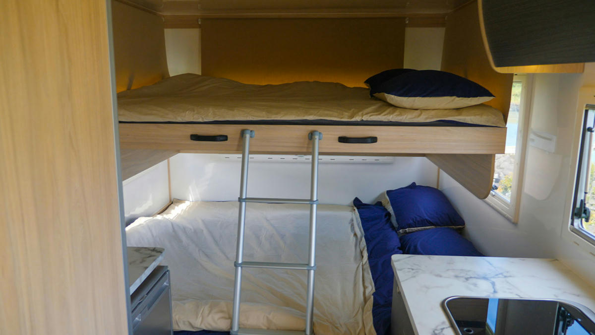 Wohnmobil Doppelbett Heck, Koru Star 6 Freedom, Wohnmobil günstig mieten Neuseeland, Wendekreisen Neuseeland