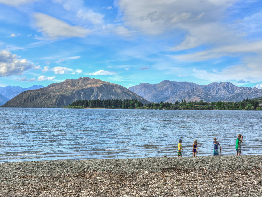 Lake Wanaka in Neuseeland mit spielenden Kindern