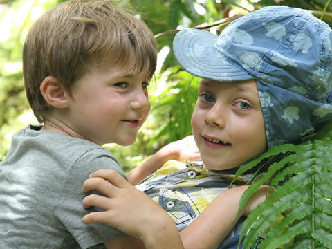 Kinder in Neuseeland im Dschungel 