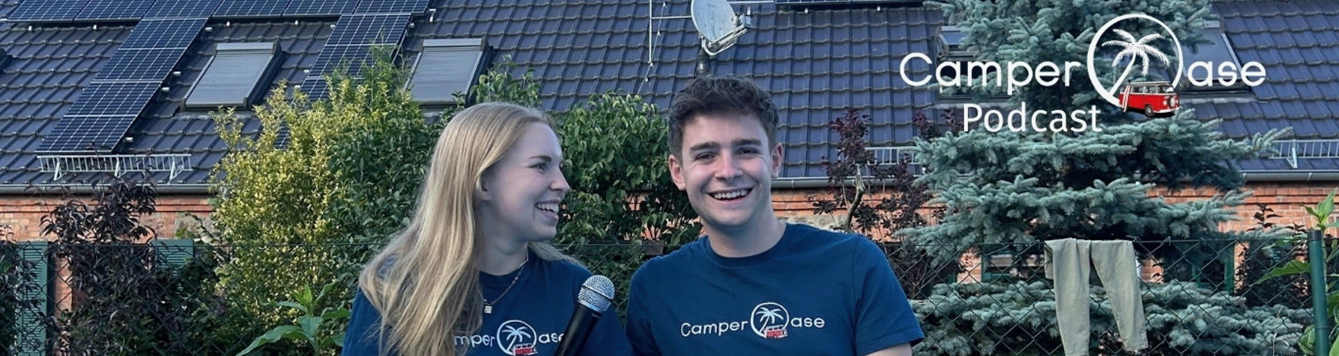 Kathi und Julian vor einem Haus