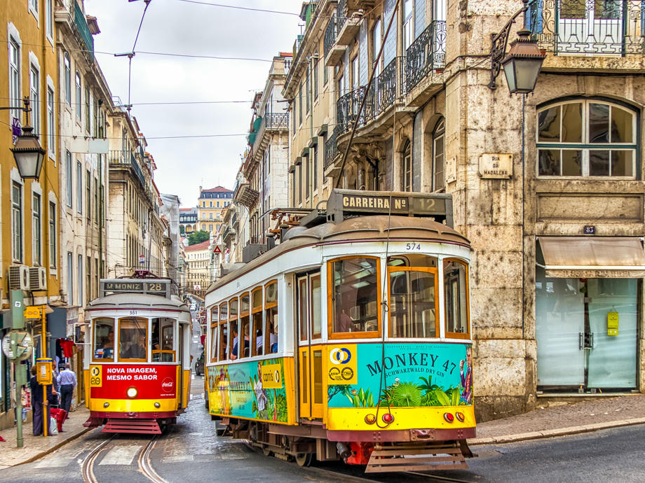 ikonische gelbe Tram in den Straßen Lissabons