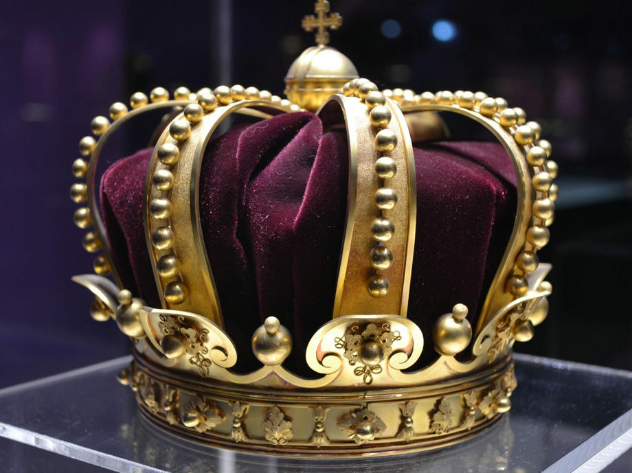 Gold Lilane Krone auf Glastisch, Rumänische Krone