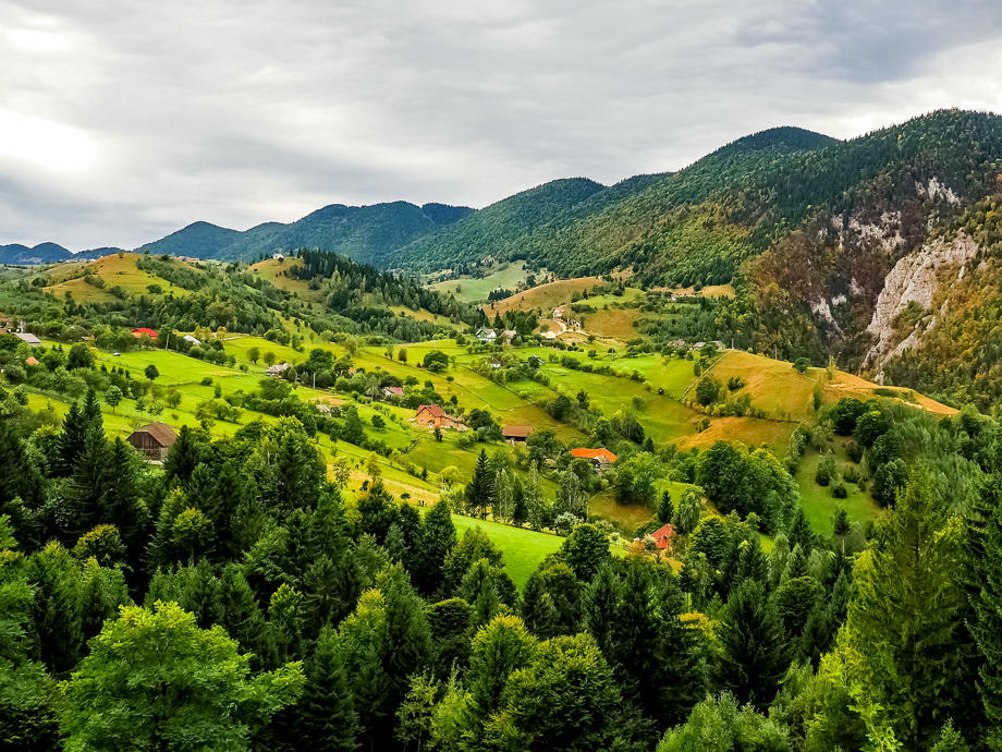 Grüne hügelige Landschaft, Siebenbürgen Rumänien