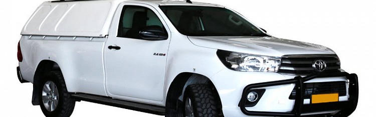 Den Budget VGG Hilux SC 2.4TD von Asco Car Hire aus Namibia vor weißem Hintergrund