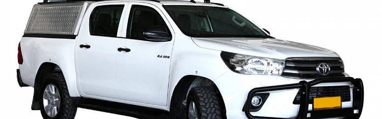 Budget VTT Hilux DC 2.4TD von Asco Car Hire vor weißem Hintergrund