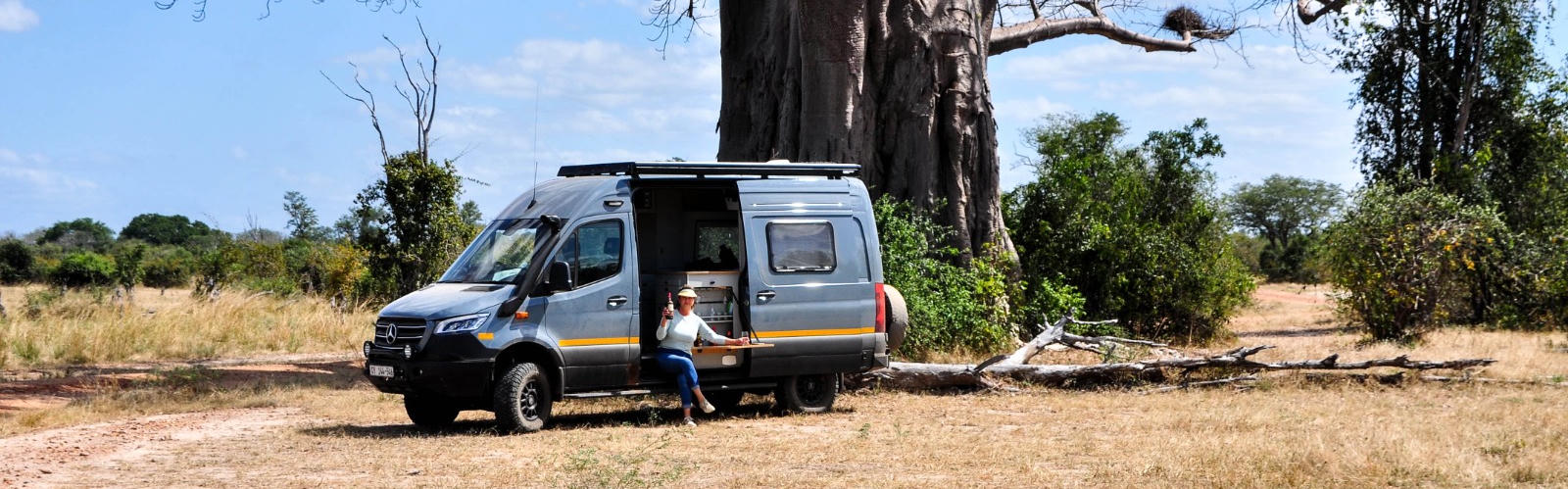4x4 Mercedes Sprinter von Road Safari geparkt auf trockenem Land in Südafrika