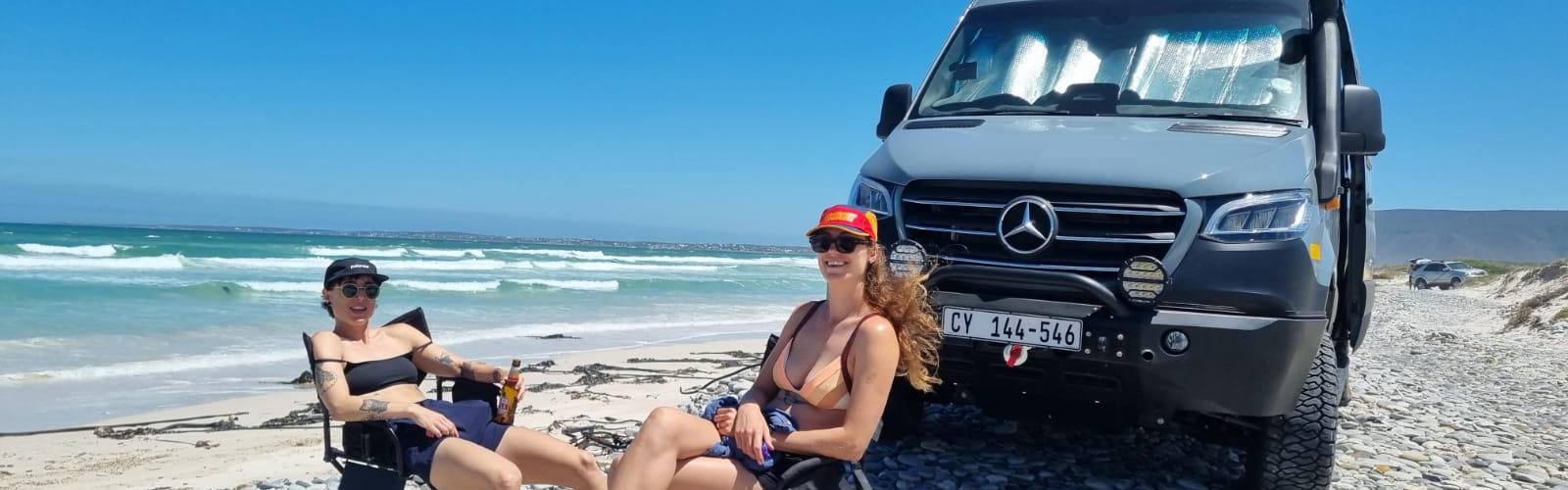 Fahrzeug von Road Safari geparkt am Strand in Südafrika