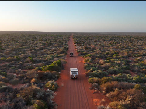 4WD Camper im Outback in Australien