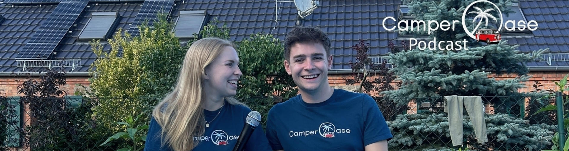 Kathi und Julian vor einem Haus