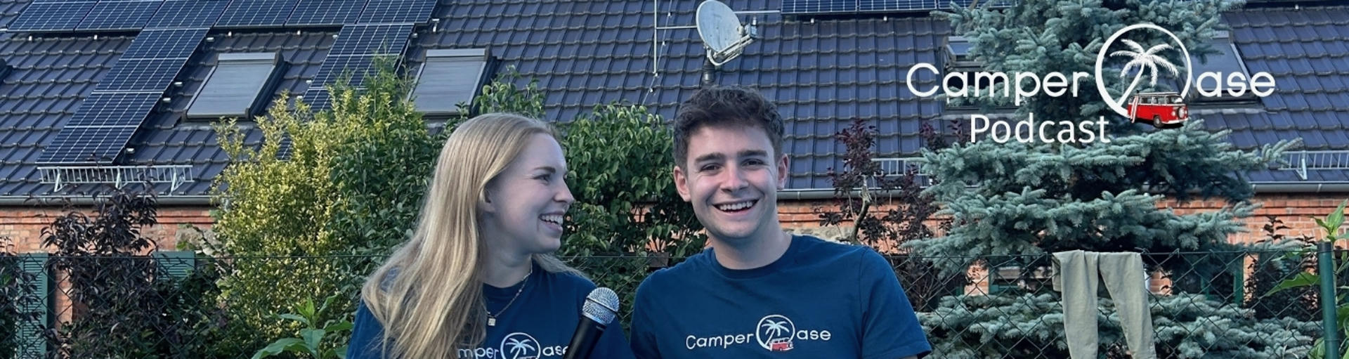 Kathi und Julian vor einem Haus
