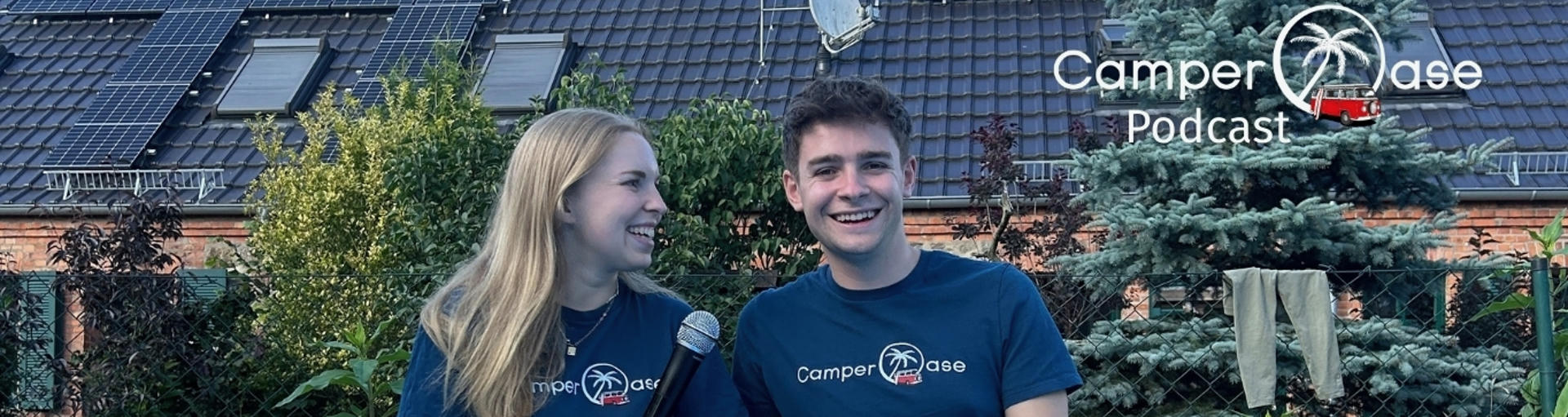 Kathi und Julian vor einem Haus