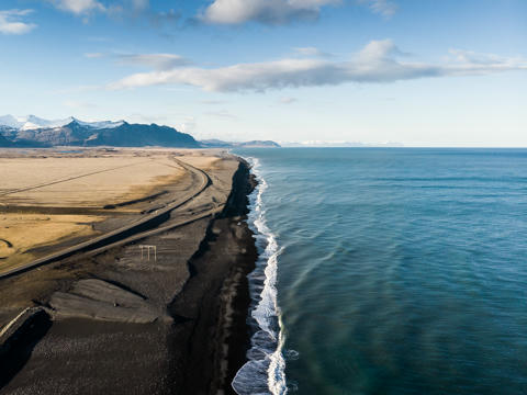 Eine raue Küstenlandschaft in Island