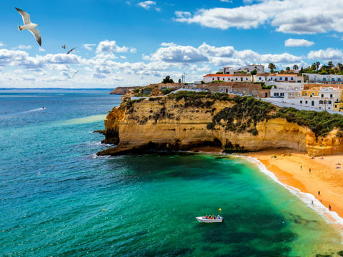 An der Küste Portugals bei warmen Wetter an einem sonnigen Strand in einer Bucht einer Kleinstadt 