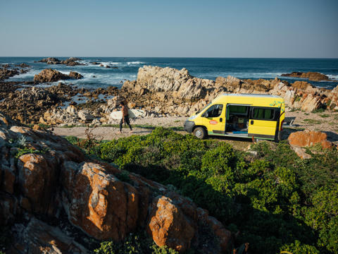 Gelber Camper steht an der Küste Südafrikas