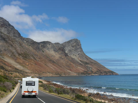 Weißes Wohnmobil fährt entlang der Küste Südafrikas 