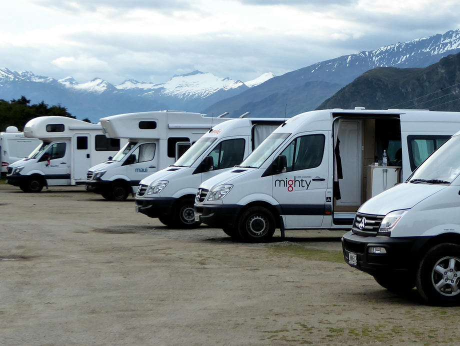 Wohnmobile beim camping in Neuseeland